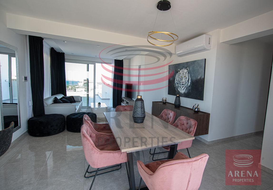 Penthouse for rent in Makenzie - dining area