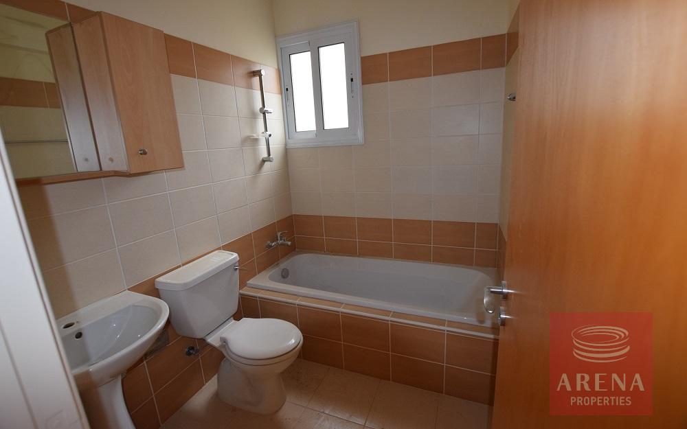 3 bed flat in tersefanou - bathroom