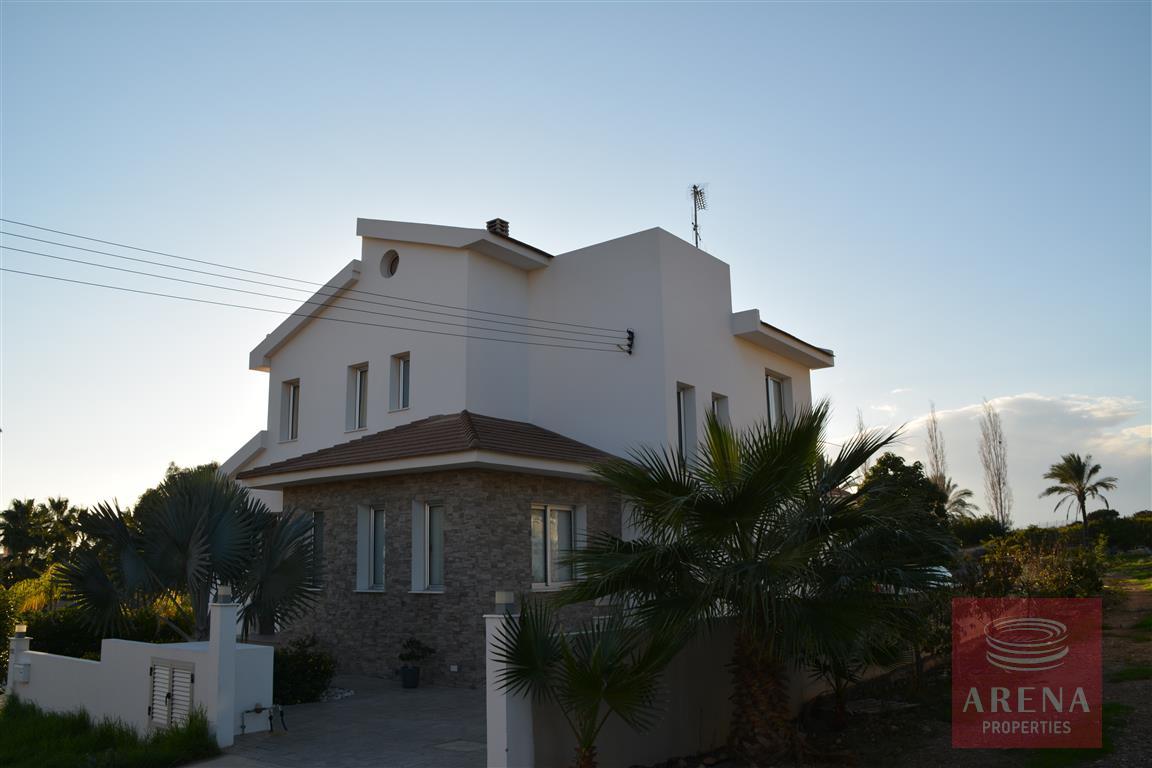 villa in paralimni