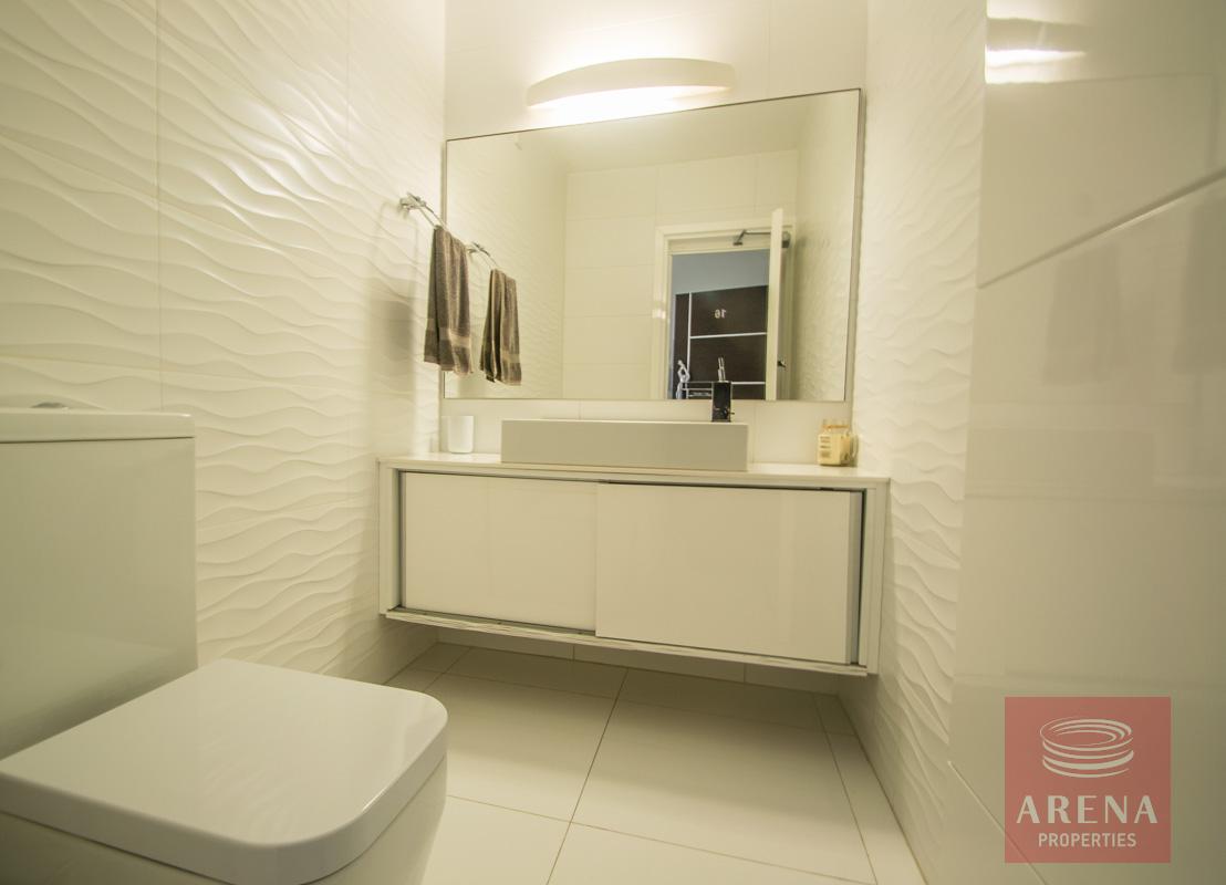 Modern Apartment in Paralimni - bathroom