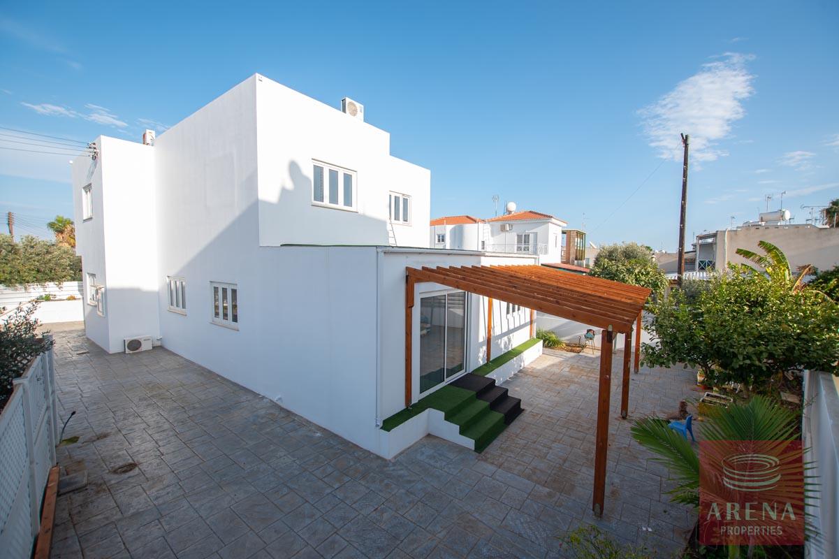 4 Bed House for rent in Paralimni - outside area