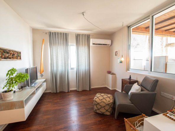 2 bed apartment in Pervolia - living area