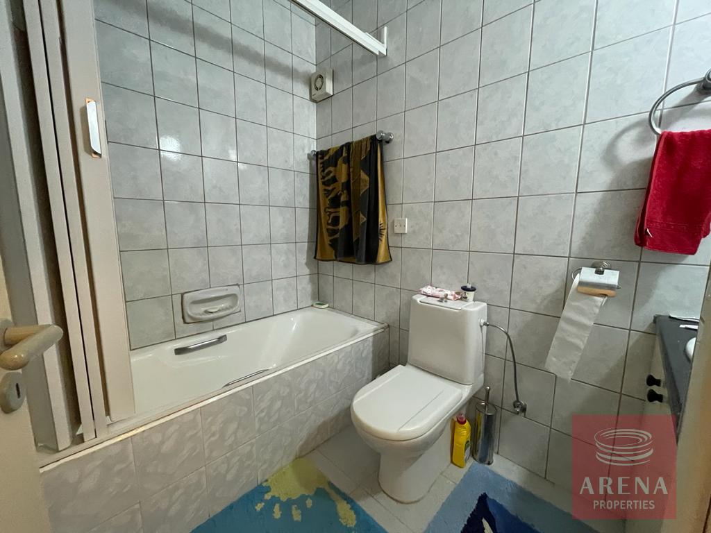 apartmen t in Paralimni - bathroom