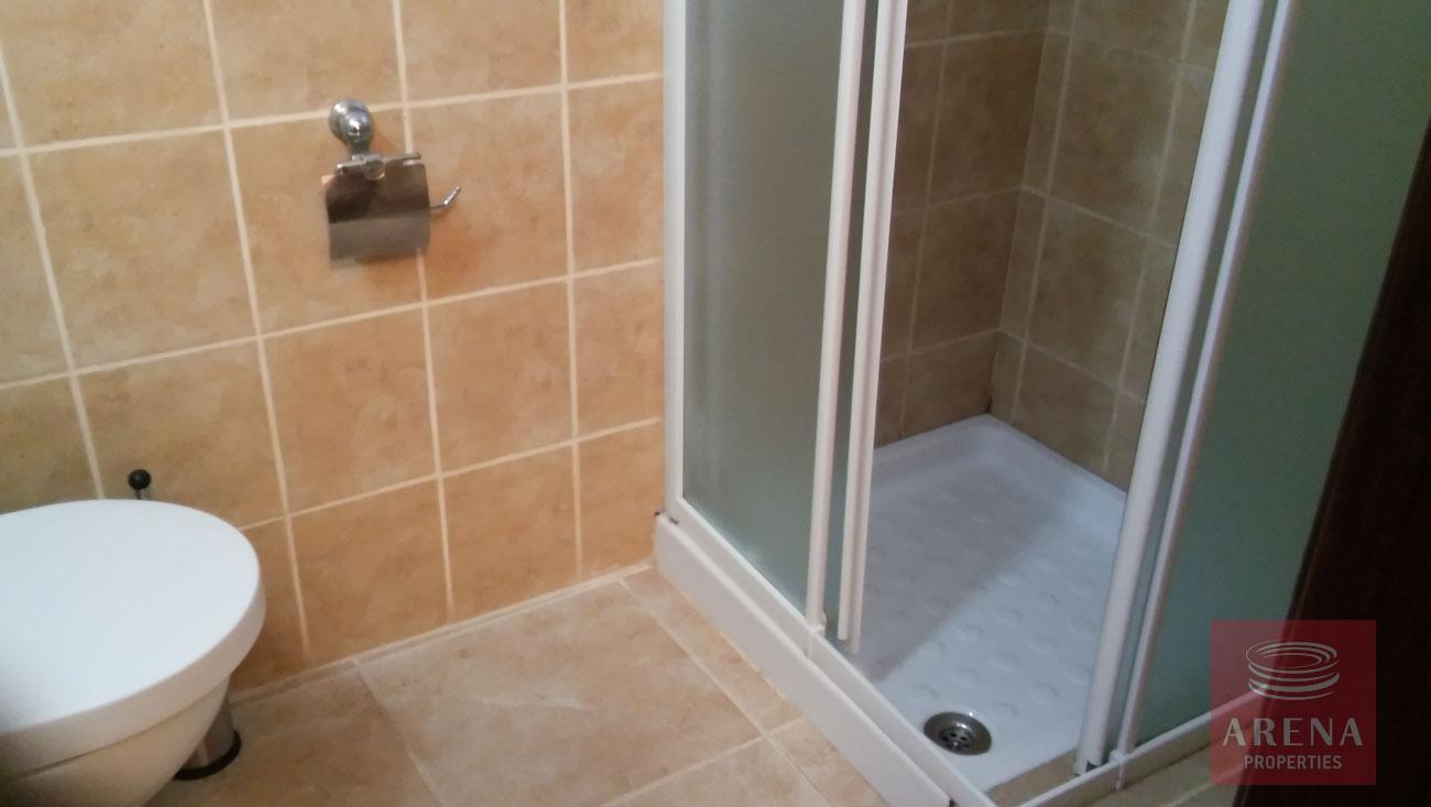 2 bed apt for rent in Larnaca - bathroom