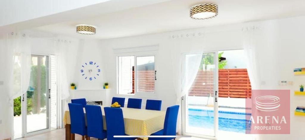 4 Bed villa in Pernera for sale - dining area