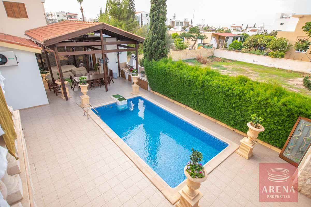 Luxury Villa in Paralimni for sale - swimming pool