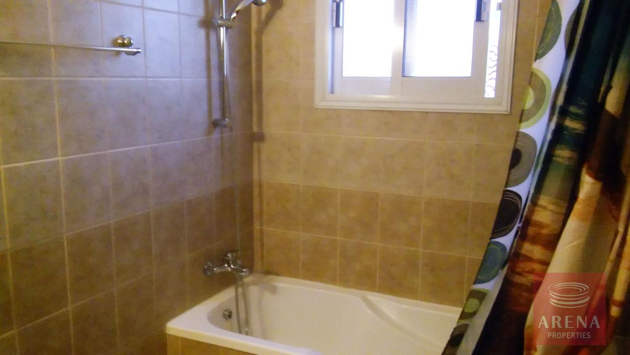 2 bed apt for rent in Larnaca - bathroom