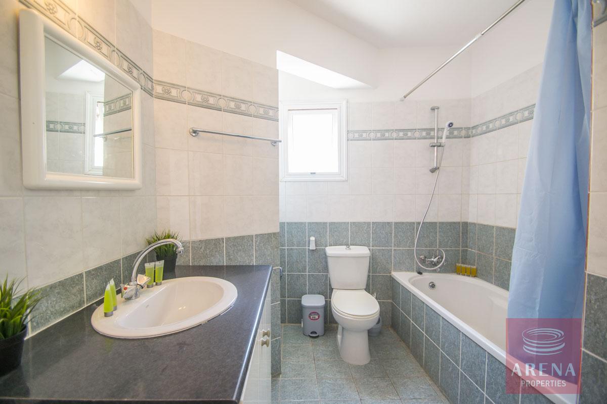 Flat for rent in Pernera - bathroom