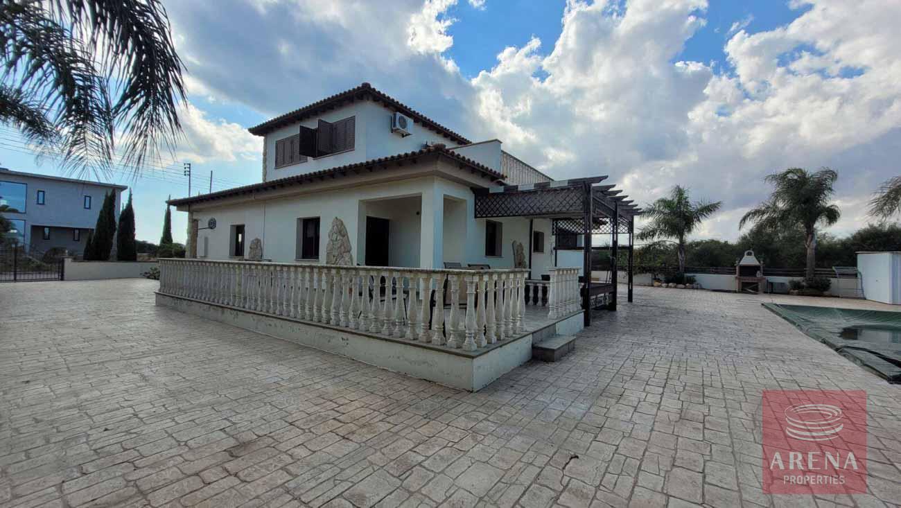 1 5 Bed villa in Paralimni 5841
