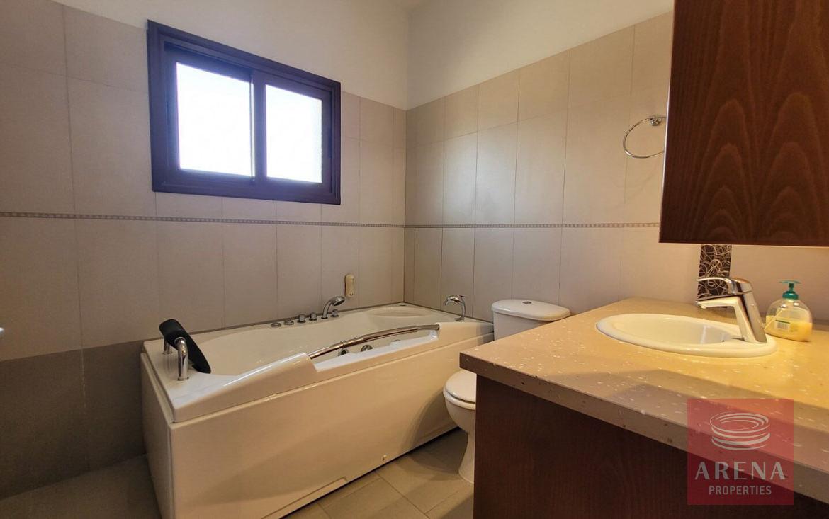 5 Bed Villa in Paralimni - bathroom