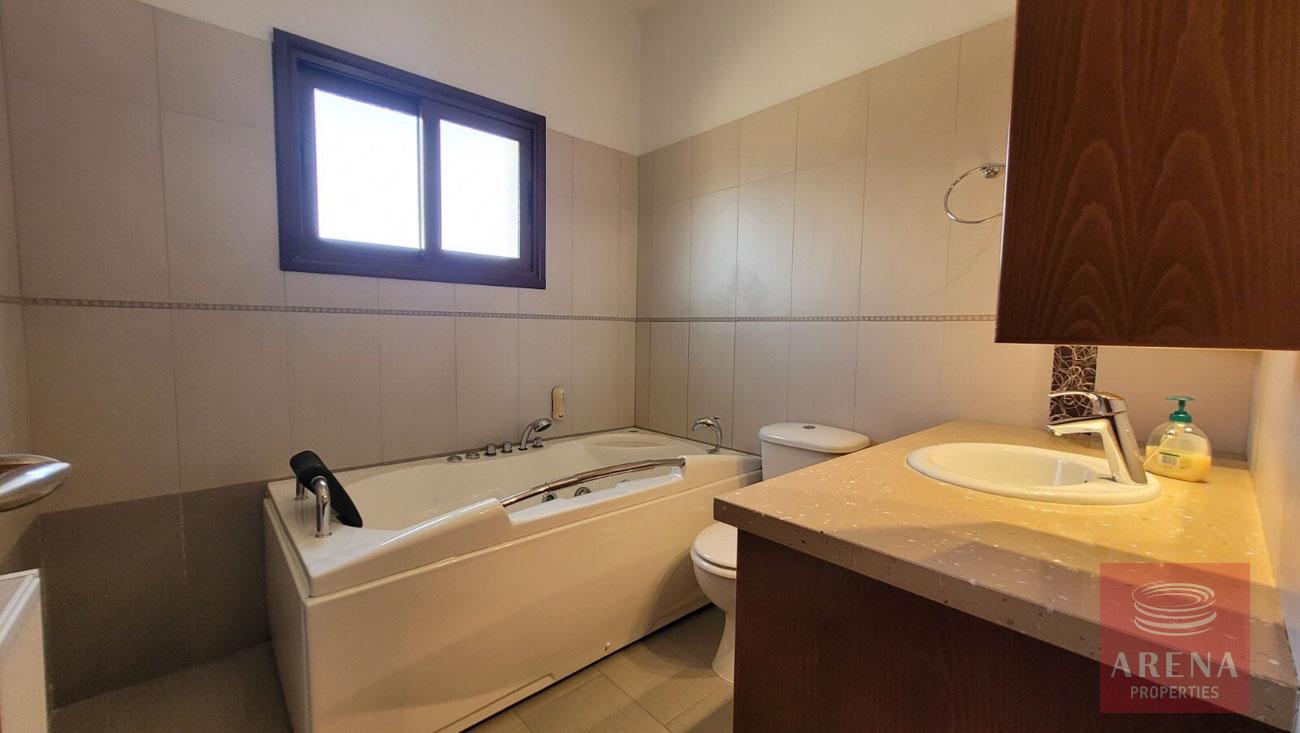 5 Bed Villa in Paralimni - bathroom