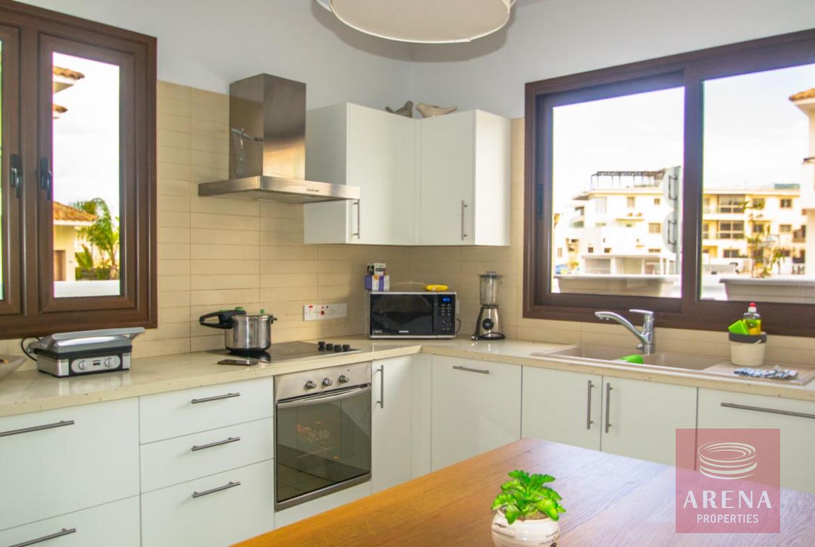4 bed villa in Pernera - kitchen