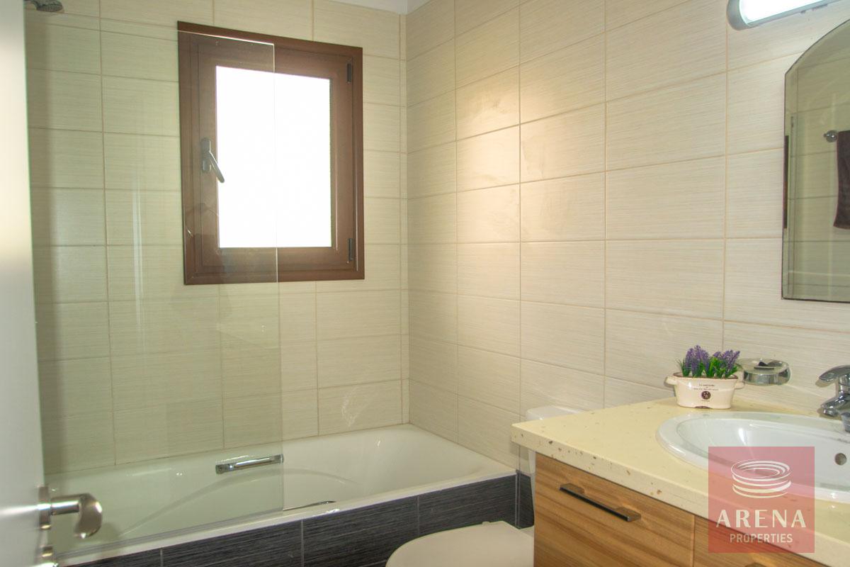 4 bed villa in Pernera - bathroom
