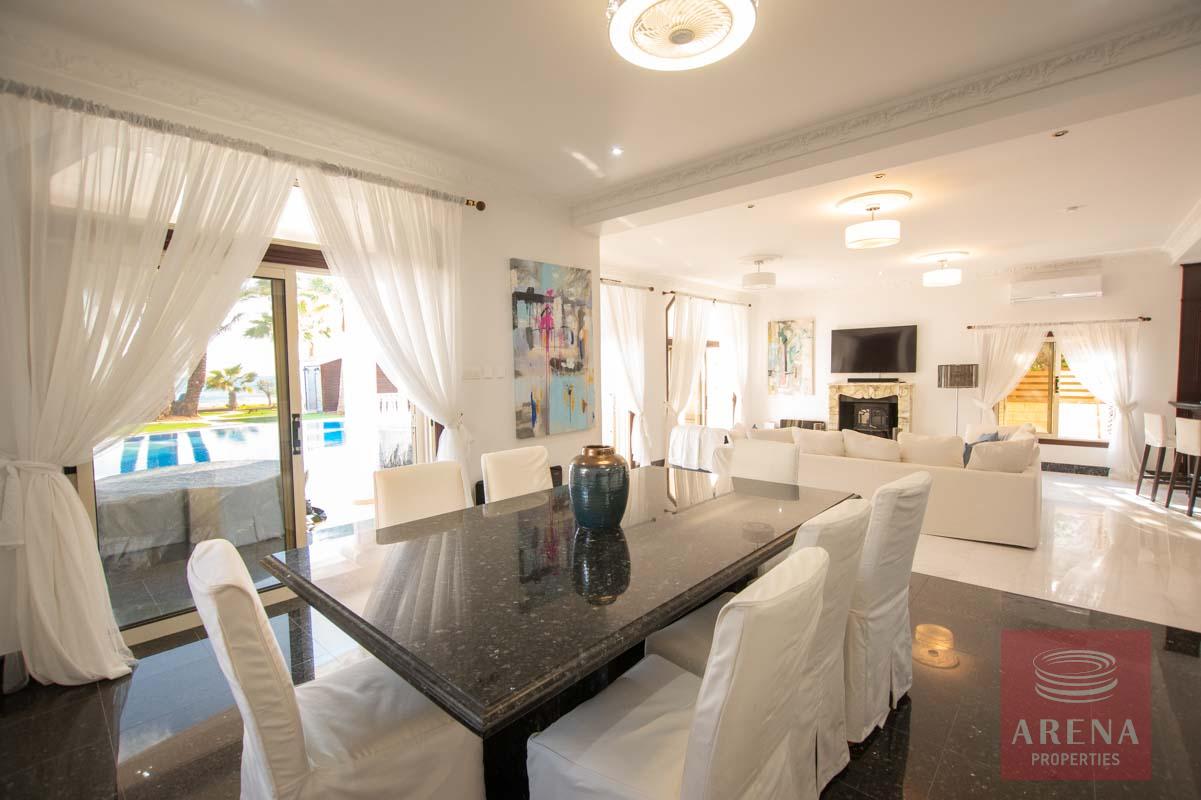 5 Bed Villa for rent in Pervolia - dining area