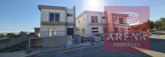 Link-detached house in Oroklini for sale