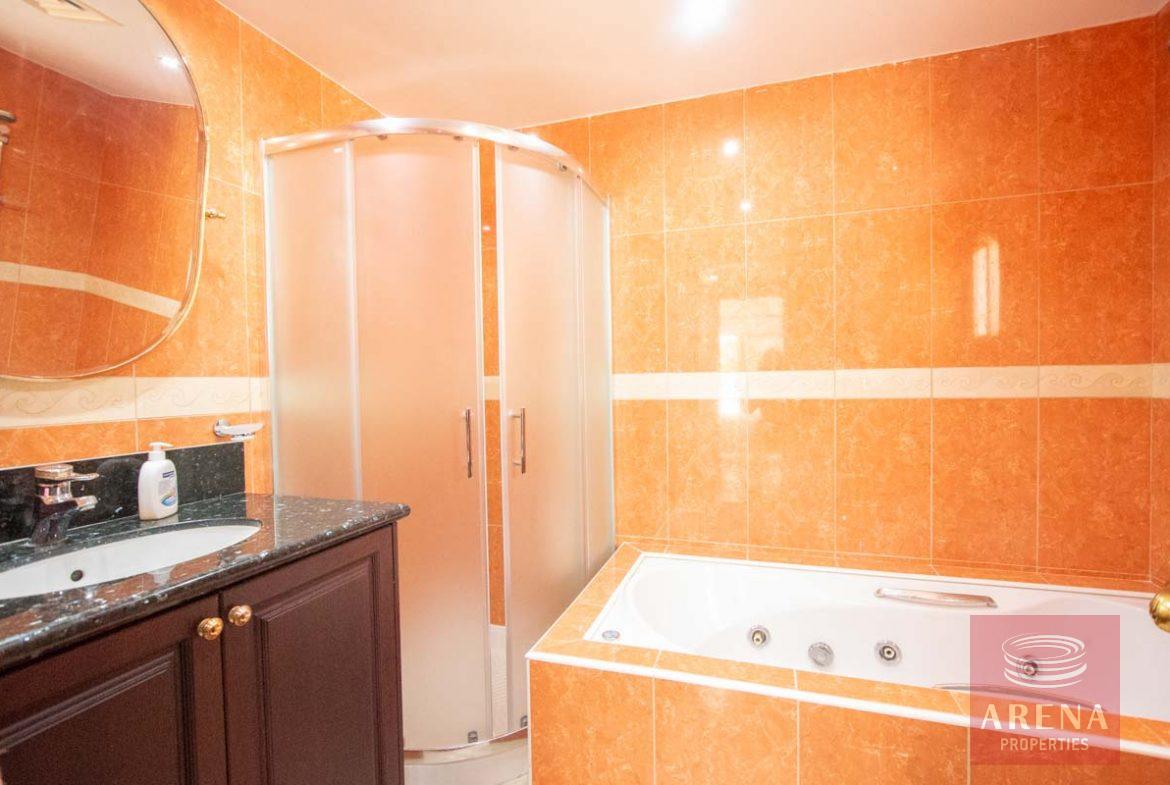 5 Bed Villa for rent in Pervolia - bathroom