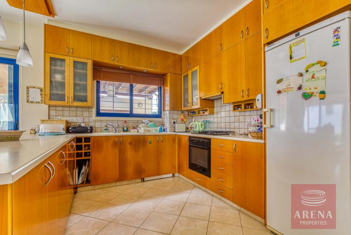 6 bed villa in Protaras - kitchen