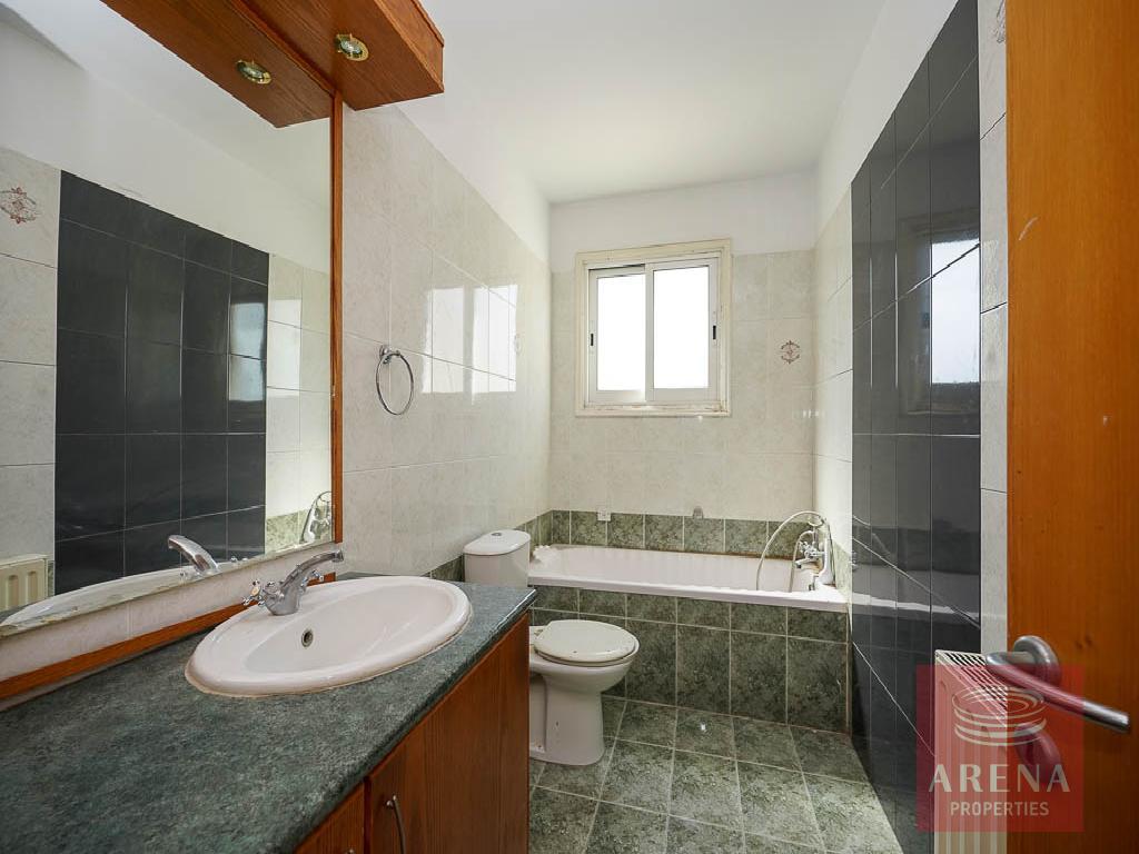 3 Bed apt in Agios Nikolaos - bathroom