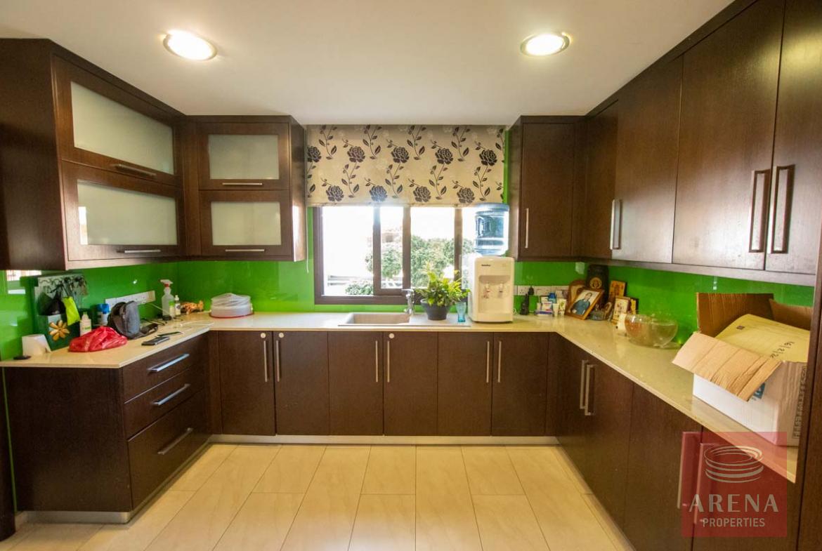 4 BED HOUSE FOR SALE - KITCHEN