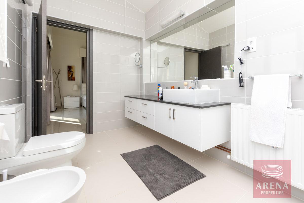4 bed villa in Protaras - bathroom