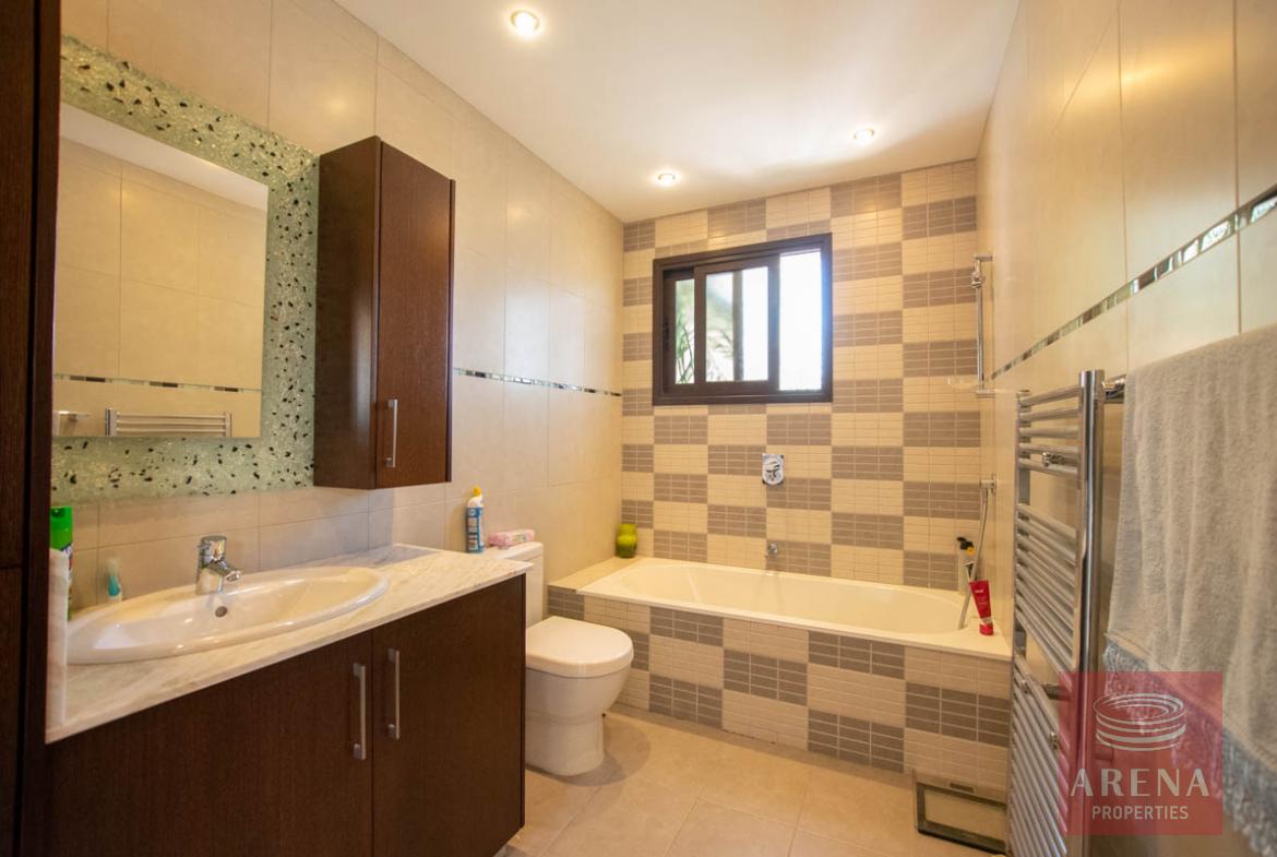 4 BED HOUSE FOR SALE - BATHROOM