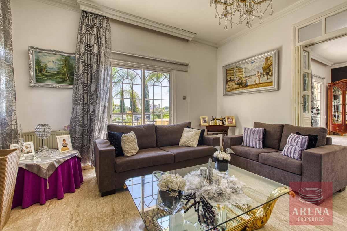 4 BED VILLA IN PARALIMNI - SITTING AREA