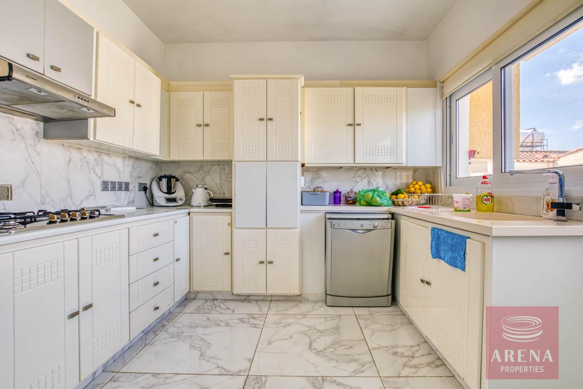 4 BED VILLA IN PARALIMNI - KITCHEN