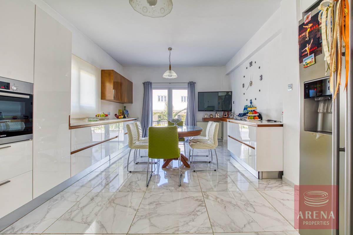 4 BED VILLA IN PARALIMNI - DINING AREA