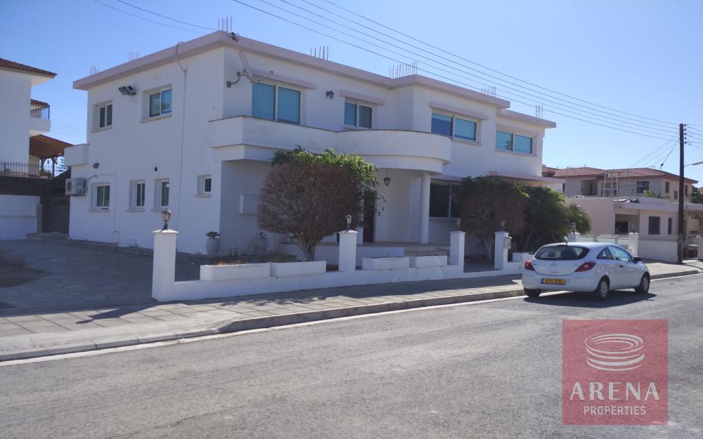 4 bed villa in Oroklini