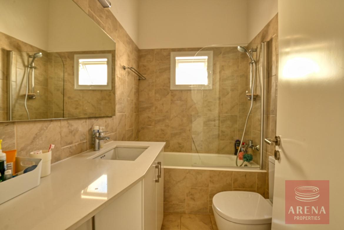 House with Deeds in Paralimni - bathroom