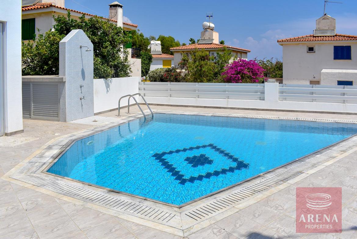 5 Bed Villa in Kapparis - pool