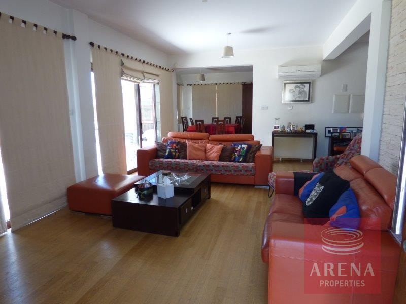 5 Bed House in Aradippou - sitting area