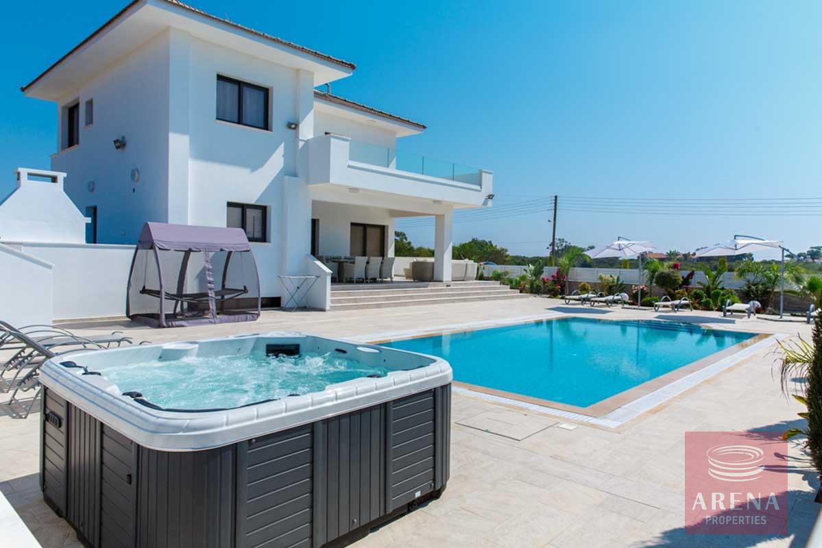 4 bed villa in Cape Greco for sale - pool