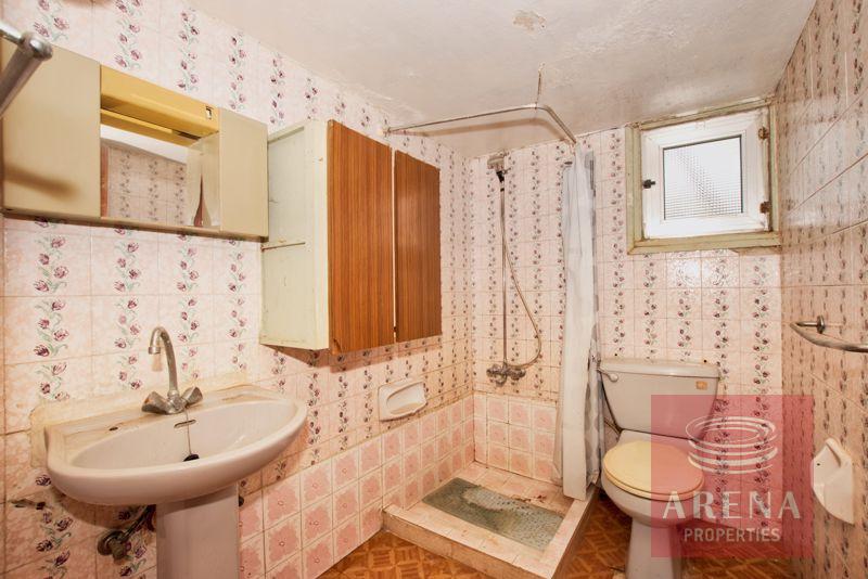 smaill bungalow in Derynia - bathroom