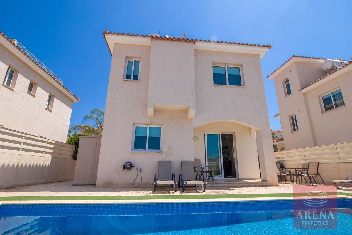 Villa with pool in Pernera for sale