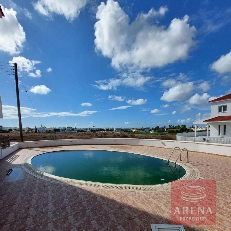 2 bed townhouse for rent in paralimni - communal pool
