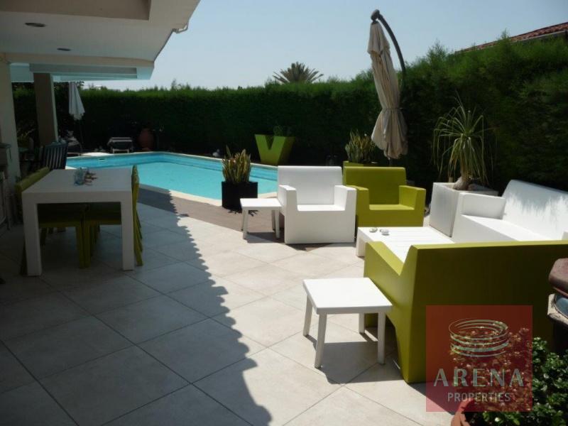 4 bed villa in oroklini - pool area