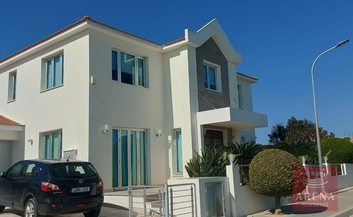 4 bed villa in Oroklini