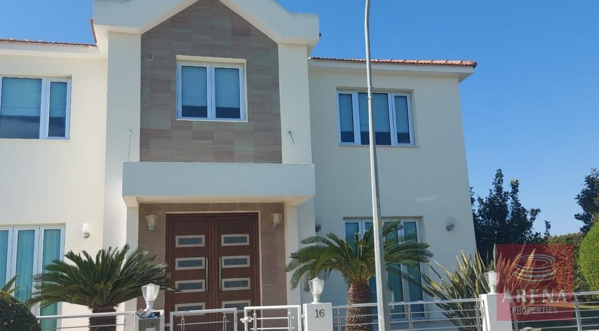 4 bed villa in Oroklini for sale