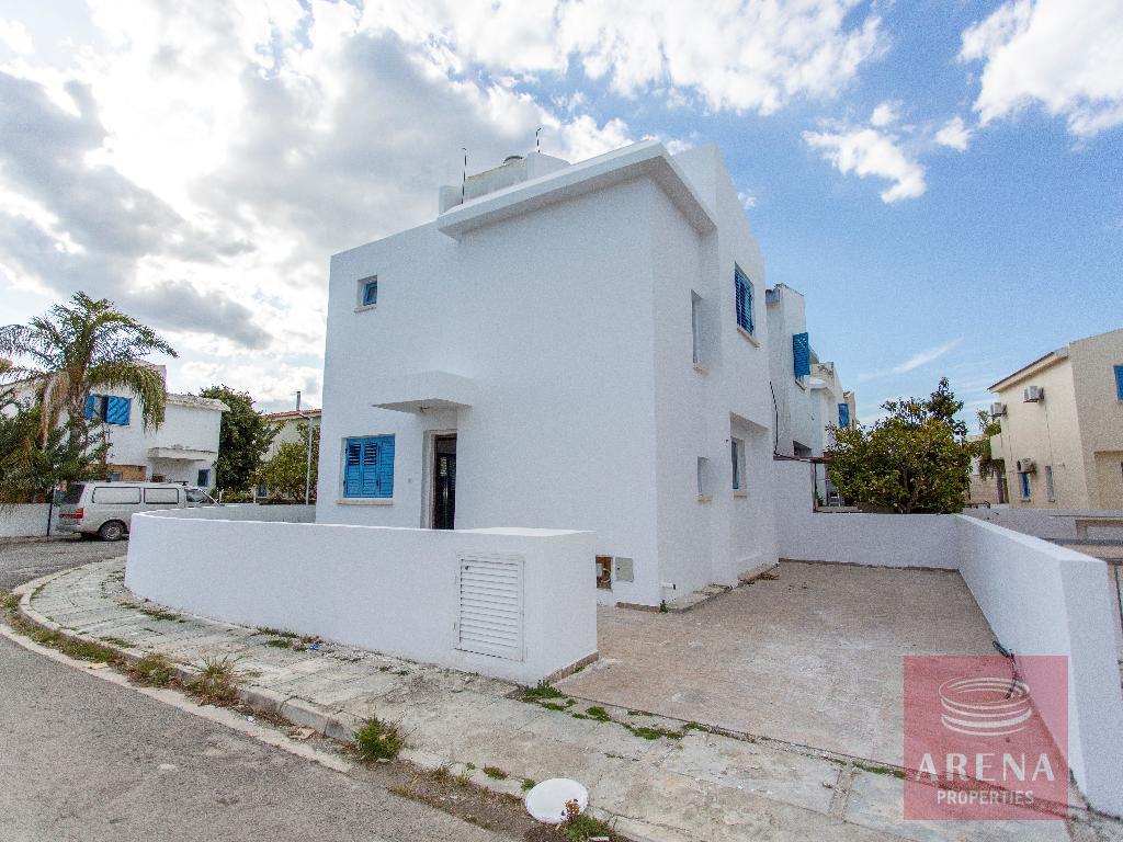 2 BED HOUSE IN pervolia to buy