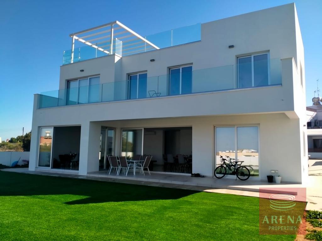 4 bed villa in Paralimni for sale