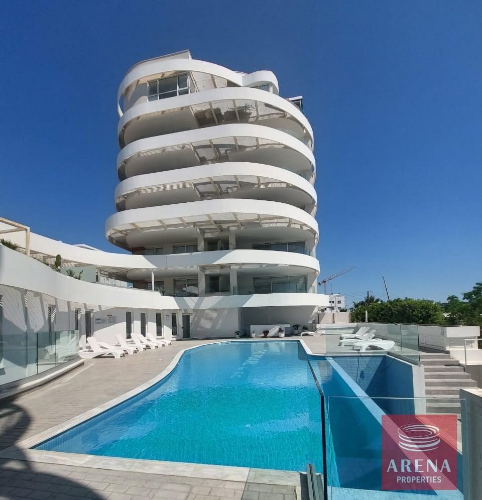 1-APT-IN-MAKENZY-8172