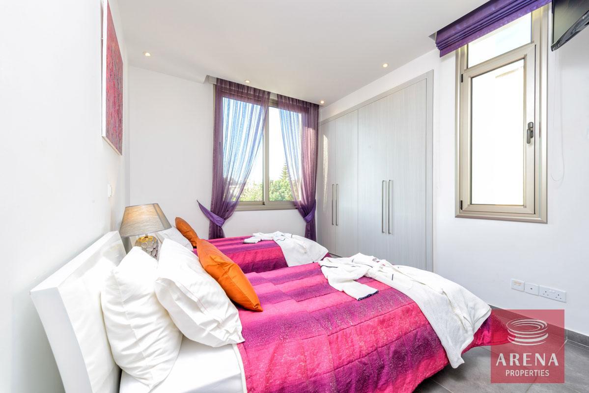 21-6-BED-VILLA-PROARAS-8444