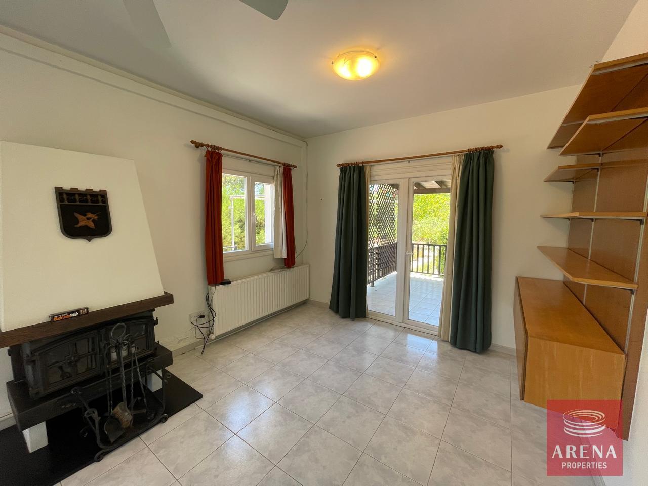 27-house-in-mosfiloti-8400