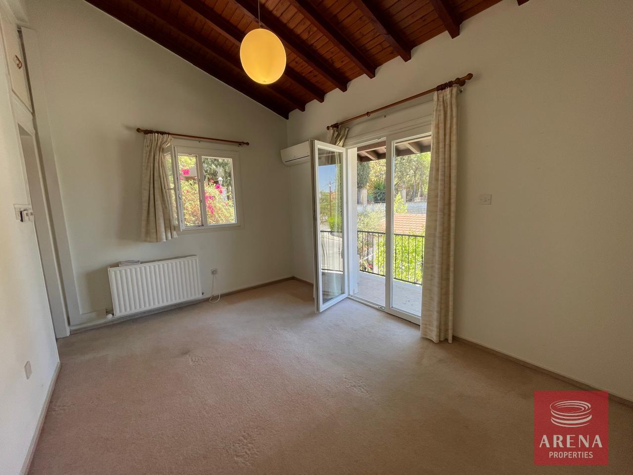 31-house-in-mosfiloti-8400