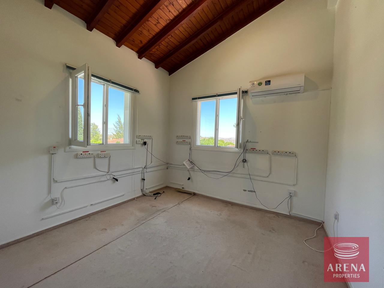 32-house-in-mosfiloti-8400