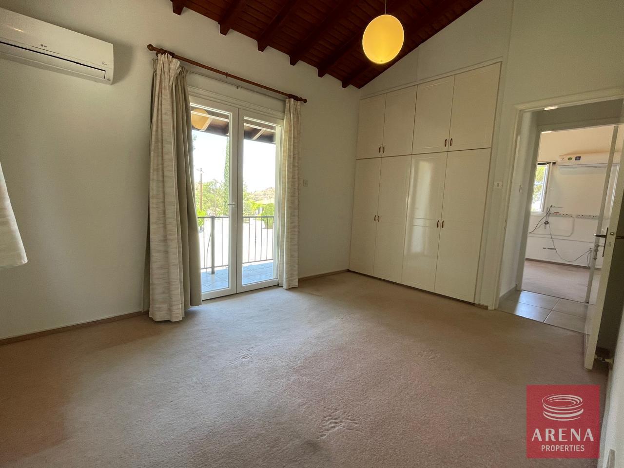 33-house-in-mosfiloti-8400