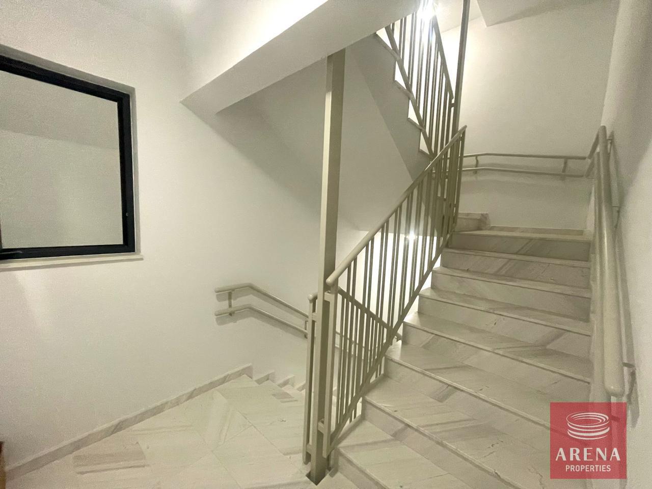 6-2-BED-APT-ARADIPPOU-8661