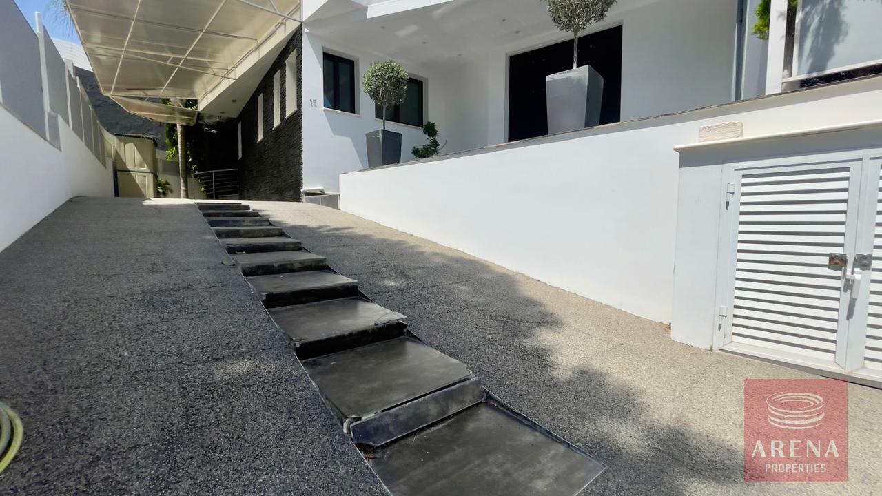 2-4-BED-VILLA-ARADIPPOU-8378-6