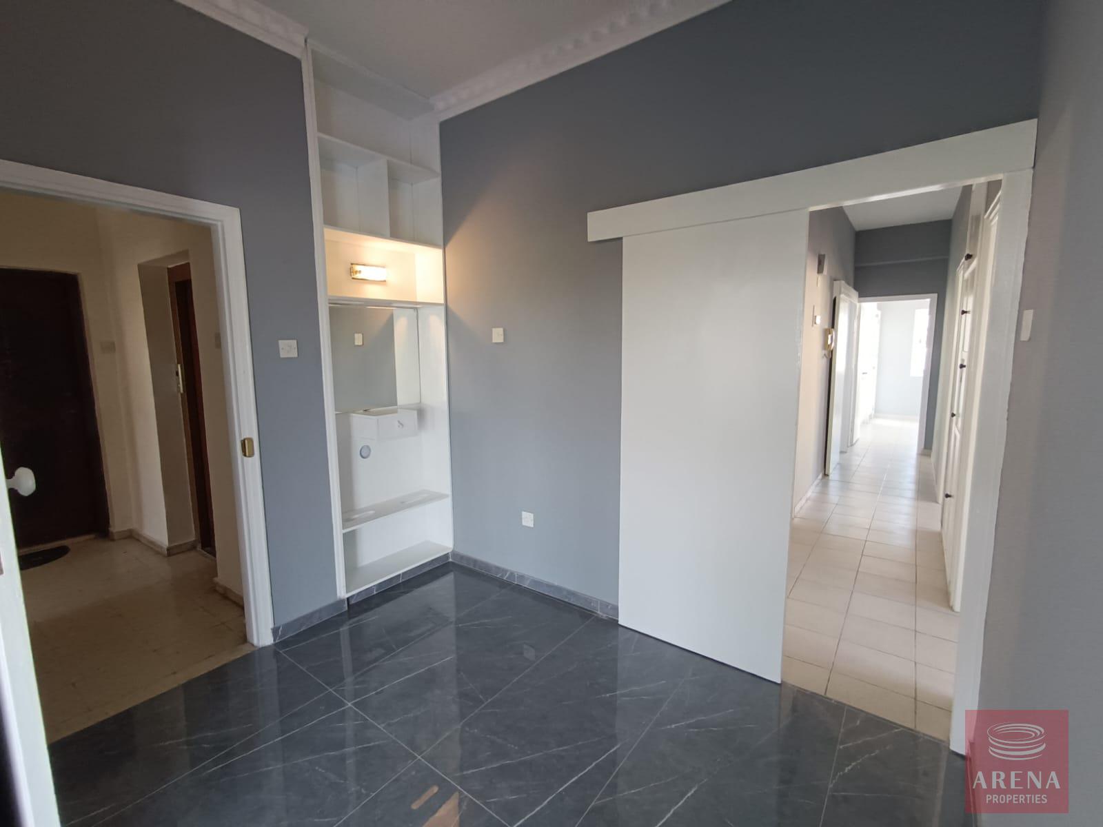 6-3-BED-APT-LARNACA-8477